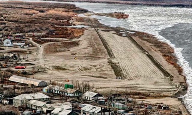 Пассажирский самолёт АН-2 сел на замерзшую реку в Якутии