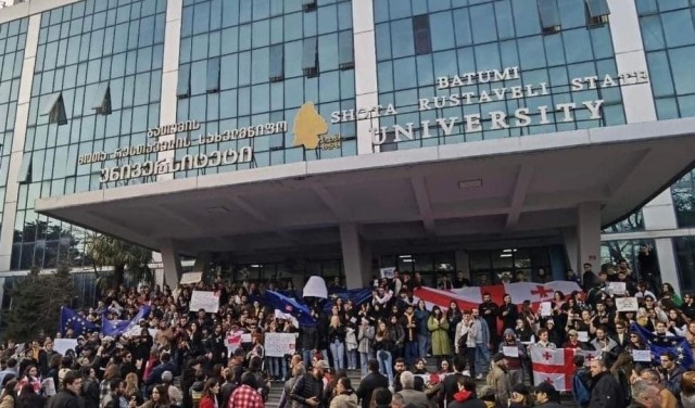 На протестах в Тбилиси разорвали флаг России