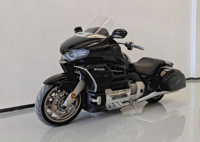 Первый в мире мотоцикл с горизонтально-оппозитным 8-цилиндровым двигателем