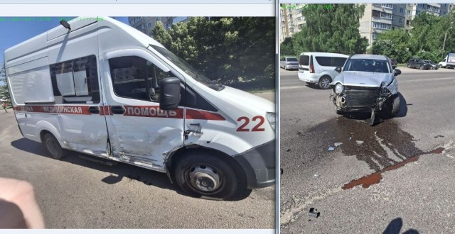 Машина просто заблокировала проезд скорой помощи.