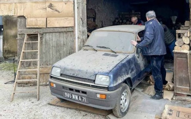 Найденный в гараже Renault 5 1982 года выпуска продан за рекордную цену: на одометре было всего 12 километров