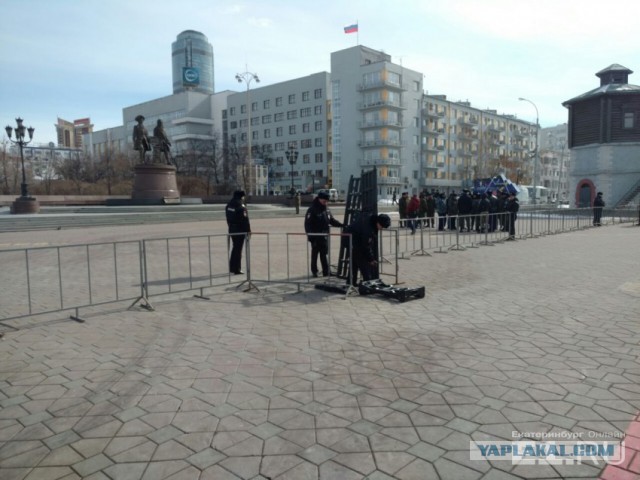 В центре Москвы ставят ограждения, к Манежной и Красной площадям стянут ОМОН