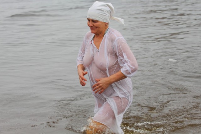 Крещение и девушки в купелях