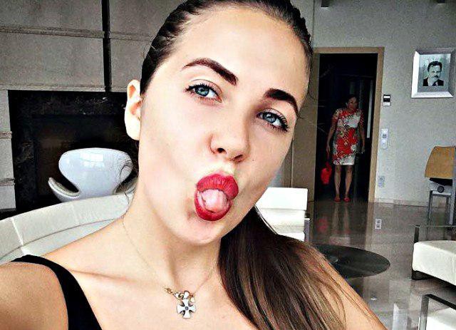 Дочь бывшего мэра Саратова Олега Грищенко обожает Porsche 718 Cayman S и Mercedes Gelandewagen