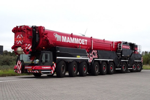 В Германии, в Нижней Саксонии уронили при перевозке большую непонятную штуку