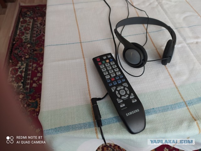 Нет гнезда для наушников. Но надо подключить
