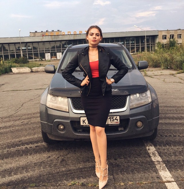 Девушка толкавшая автомобиль