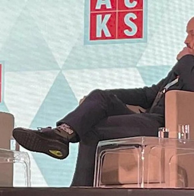 Директор StratCom с носками «Топчу русню»