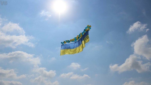 Над Кремлем взвился флаг Украины. Виновными в инциденте признаны граждане Таджикистана.