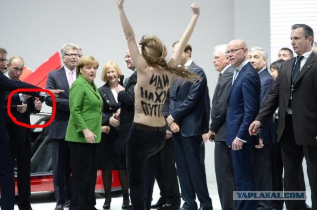 FEMEN показали Путину и Меркель голые груди:))