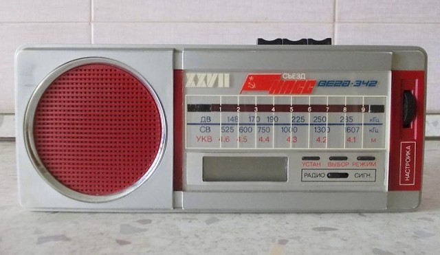 Несколько популярных советских портативных радиоприемников позднего СССР