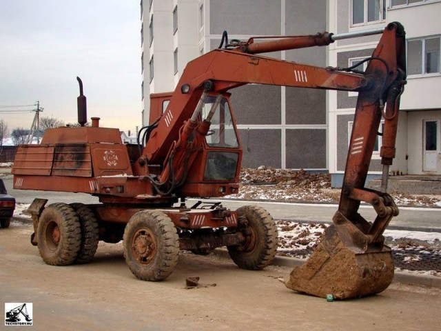 Изверги эксплуатируют экскаватор по полной
