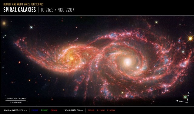 Две галактики IC 2163 и NGC 2207 в процессе столкновения и слияния в одну