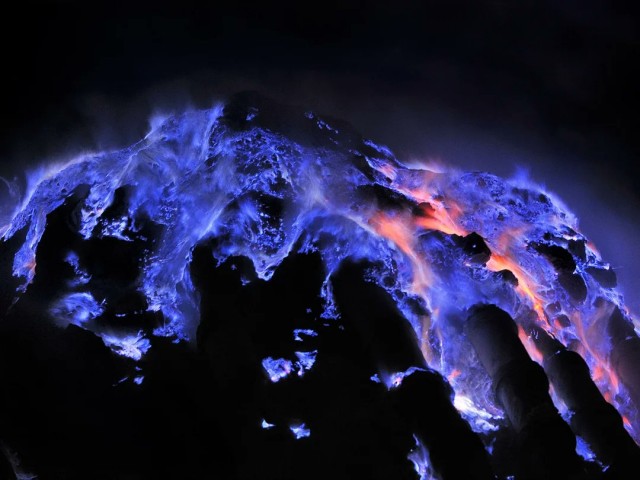 Вулкан Кавах Иджен в Индонезии известен синим огнем