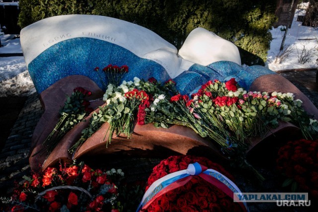 Как ни странно, но к восстановленному барельефу "диктатора" И.В.Сталина люди активно несут цветы