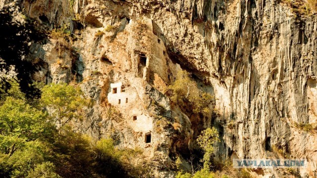 В Дагестане выстроили забор, чтобы заставить людей платить за вид на водопад