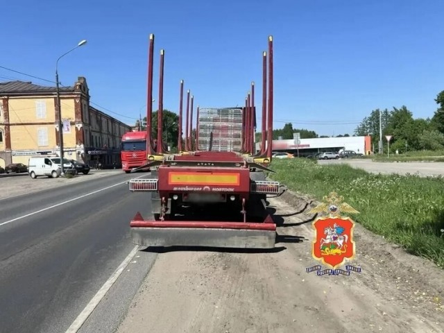 В Подмосковье водитель мопеда погиб, обгоняя грузовик по обочине