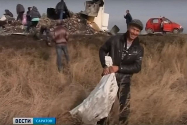 300 мешков риса оказались на дороге после аварии грузовика в Китае