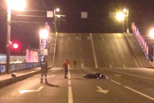 Мотоциклист перепрыгнул разведенный Дворцовый мост