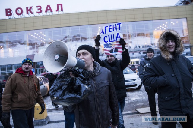 Навального закидали яйцами на вокзале в Уфе