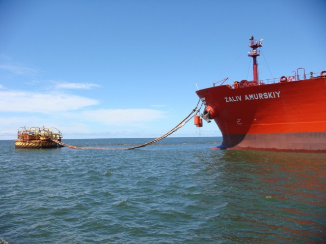 Погрузка танкера в море