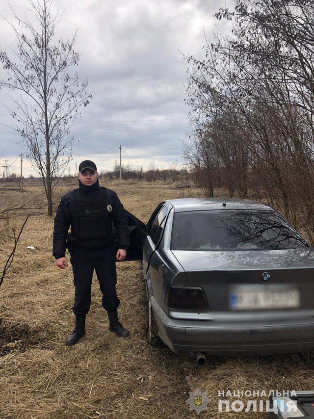 В днепропетровской области украинские полицейские подошли к затонированной в пол иномарке, дабы провести осмотр