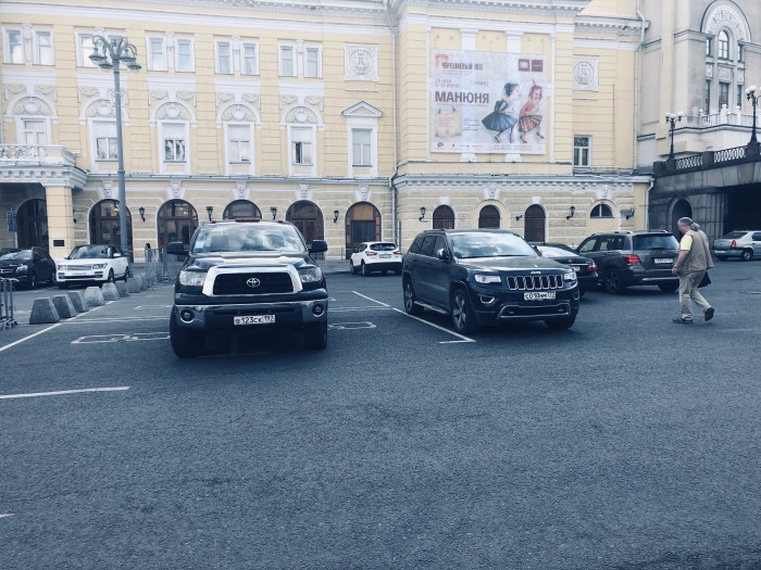 Четырежды инвалид умственного труда: пикап занял четыре парковочных места