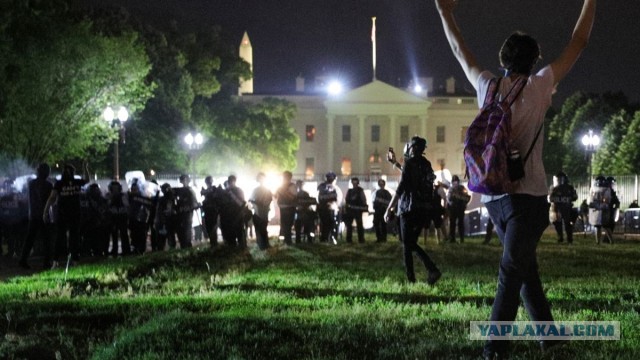Полицейские присоединились к акциям против жестокости коллег в США, протесты добрались до Европы