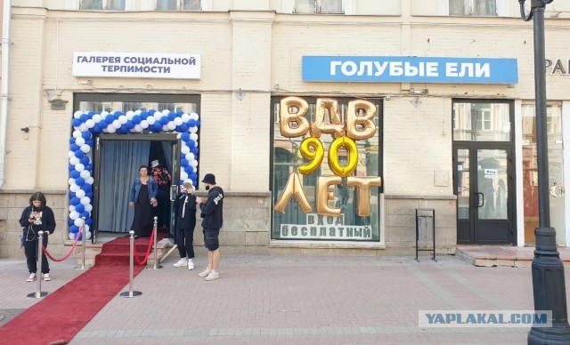 Александр Донской устроил перфоманс в поддержу Александа Лукашенко и получил разбитую студию