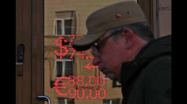 Песков призвал жителей России не переживать по поводу курса отечественной валюты