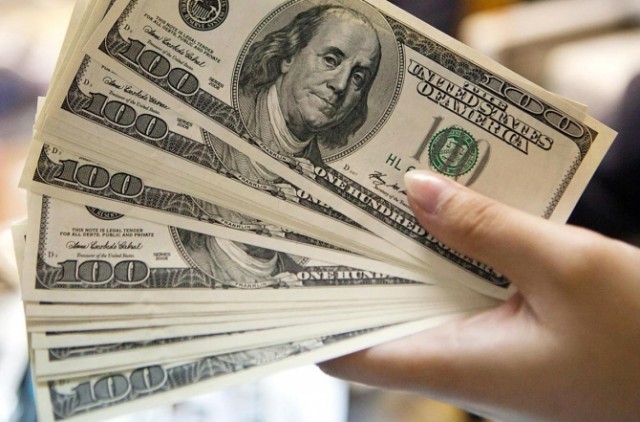 «Не более $10 тыс». Путин ограничил вывоз валюты