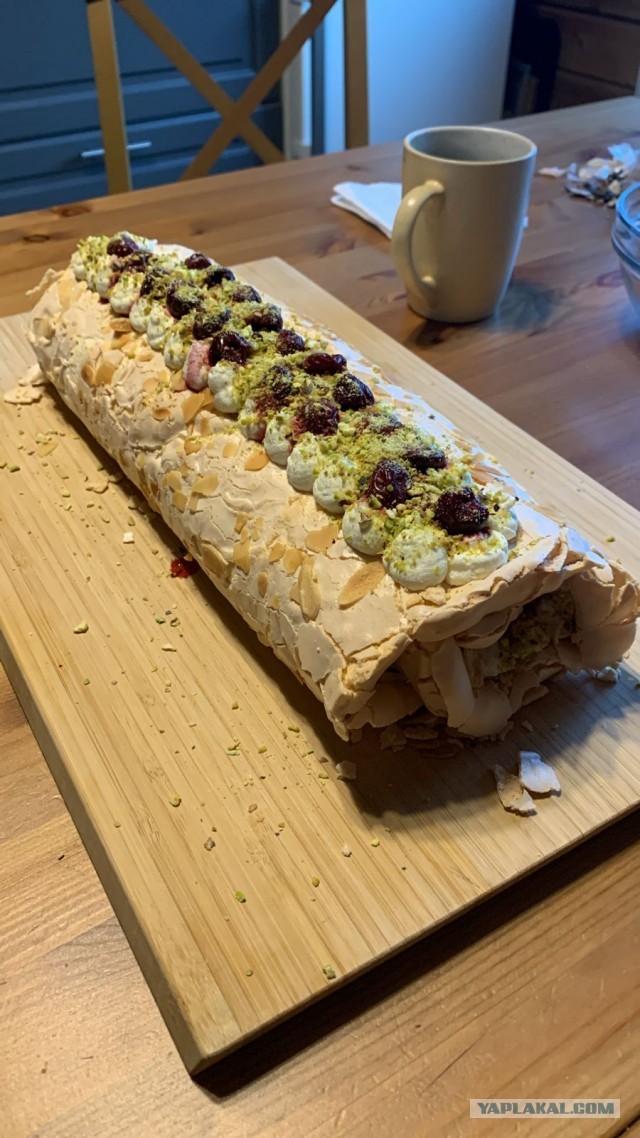 Меренговый рулет с вишней и орехами