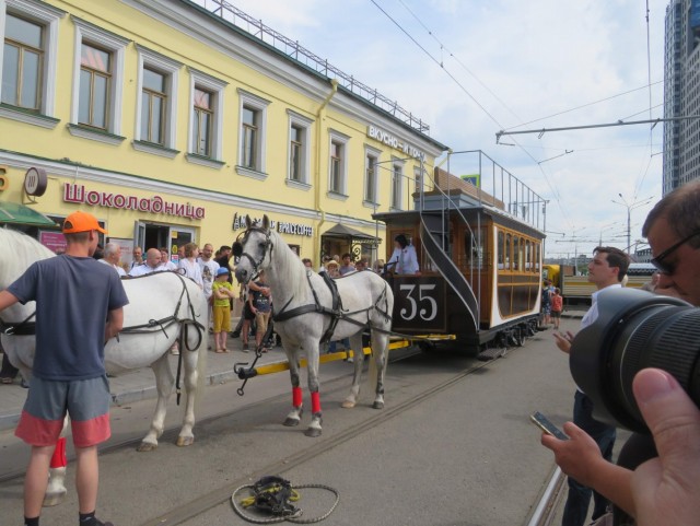 парад ретротрамваев и автомобилей