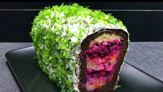 Новогодний салат "селедка под шубой"  является самым опасным и вредным салатом