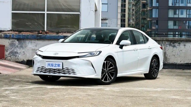 Обновлённая Toyota Camry вышла в предзаказ в Китае по цене Lada Vesta (*с учетом скидок)