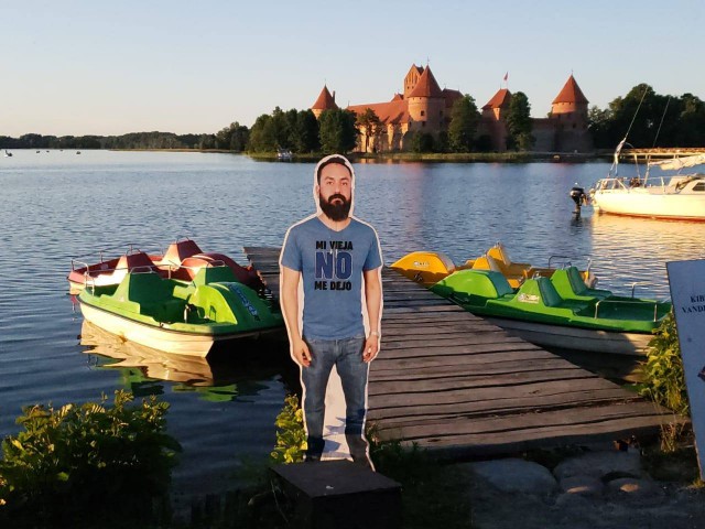 Ребята из Мексики приехали на Чемпионат Мира в Россию с картонной фигурой друга, которого не отпустила жена