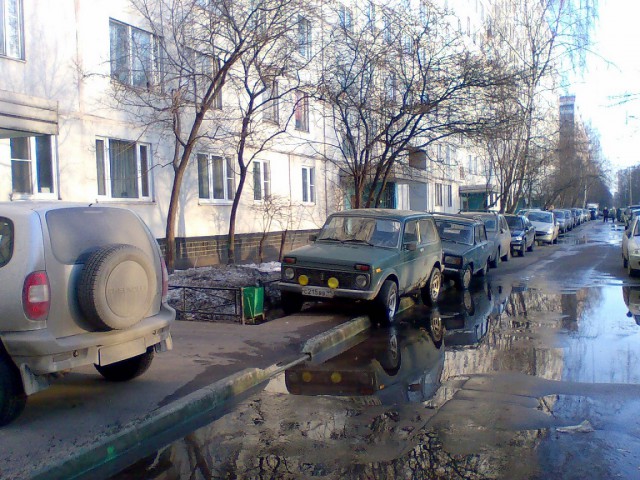 В Екатеринбурге девушка на Matiz жестоко избила маму с коляской и прокатила ее на капоте