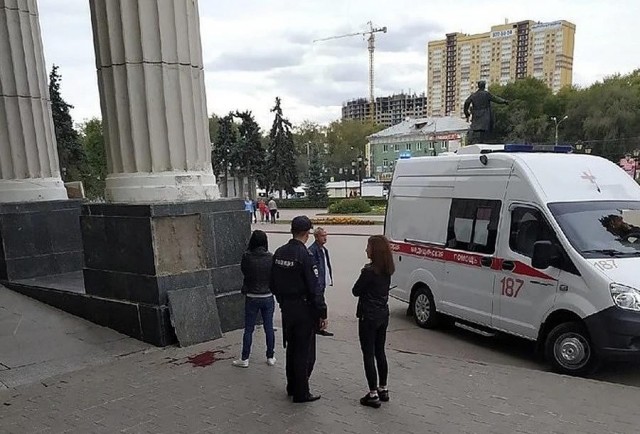 На Урале бетонная плита упала на припаркованный автомобиль, но не сама по себе. Ей «помог» коммунальщик, закра́шивавший граффити