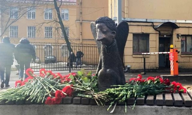 На набережной Карповки тайно открыли скульптуру «Печальный ангел» в память о погибших от коронавируса врачах