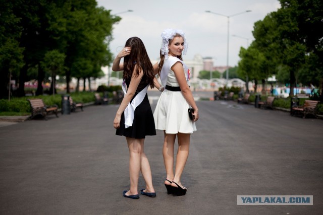 Школьницы на последнем звонке 2013