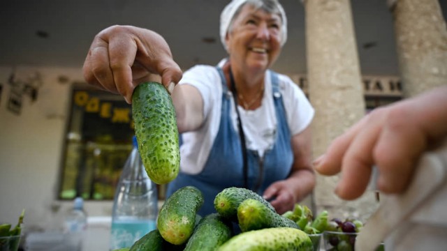 «Не более 5 кг на руки»: в Новосибирске ввели ограничения на продажу огурцов