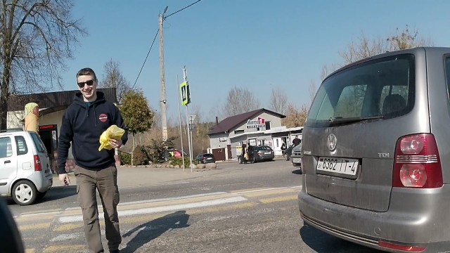 Две внимательные девочки на переходе