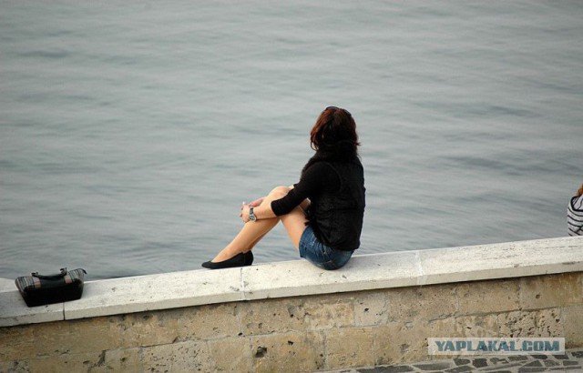 Летние девушки в мини юбках и не только