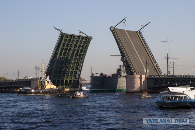 Вывод крейсера "Аврора" на ремонт