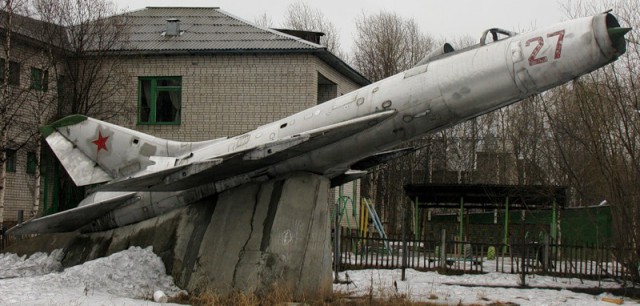 Самолет во дворе