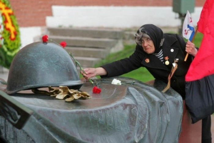 В Брянске девушка станцевала на Звезде на Кургане Бессмертия ради лайков