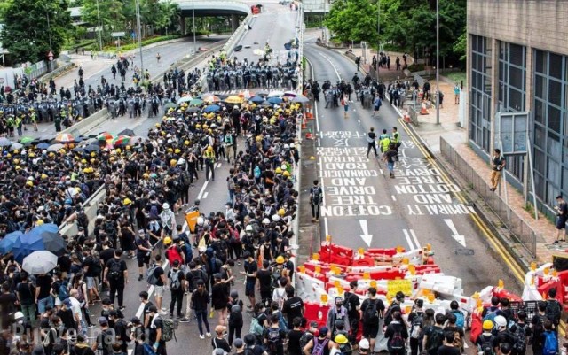 "Майдан" в Китае — демонстранты штурмуют здание Законодательного Совета в Гонконге