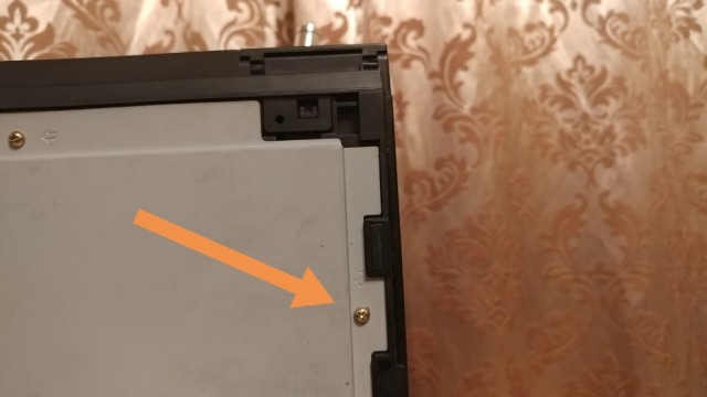 Как достать кассету из видеомагнитофона?