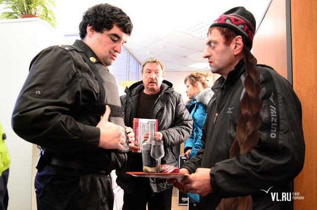 Фотожаба: Приставы и страховщики.