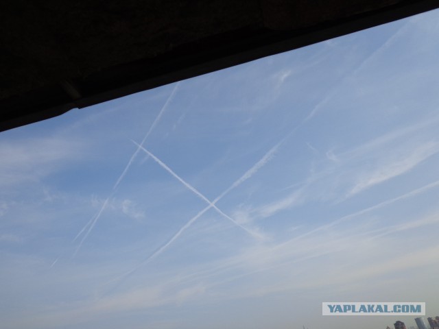 Помощник дежурного в ФСБ по Новосибирской области принимает жалобу на полосы от самолетов в небе